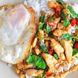 ข้าวกระเพราไก่ ไข่ดาว