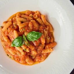 มักเคโรนชินี่ อัลลาร์ราบบิอาต้า  (เส้นมักเคโรนชินี่ซอสมะเขือเทศเผ็ด)