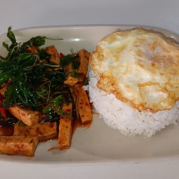ข้าวกระเพราหมูยอ + ไข่ดาว