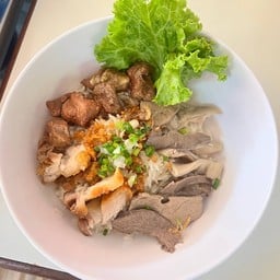 เฮงเฮงข้าวขาหมูเลิศรส ก๋วยจั๊บเครื่องในหมูกรอบ หมูตุ๋น อาหารตามสั่ง