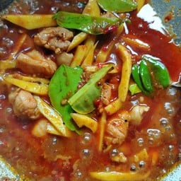 ข้าวผัดพริกแกงไก่หน่อไม้