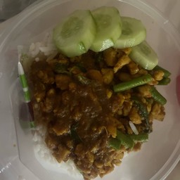 เครื่องแกงไก่ราดข้าว