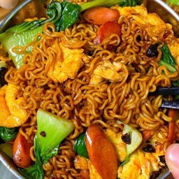 ผัดมาม่าเกาหลีทรงเครื่อง