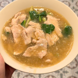ราดหน้ากงล้อหมู (เส้นหมี่,เส้นใหญ่)