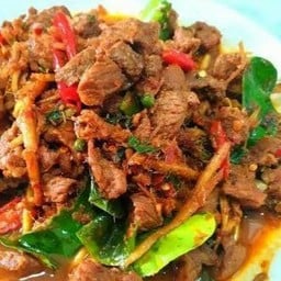 ผัดพริกเเกงเนื้อราดข้าว