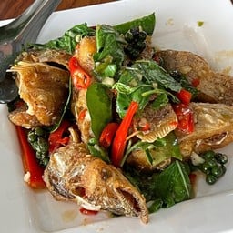 ปลาแดงผัดพริกขี้หนู