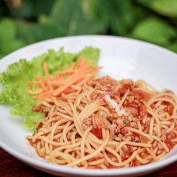 สปาเก็ตตี้ซอสมะเขือเทศเนื้อโพนยางคำสับ