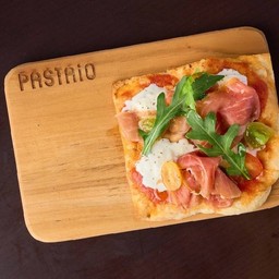 พิซซ่าครูโด เอ บุราต้า  (พาร์มาแฮมและชีสบูราต้า)