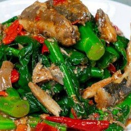 คะน้าผัดปลากระป๋อง