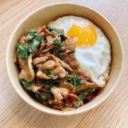 ข้าวกะเพราหมูสไลซ์ไข่ดาว