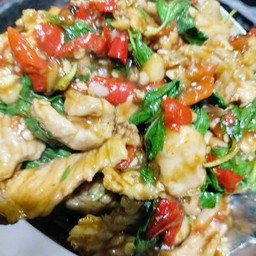 ข้าวราดกระเพราหมูชิ้น