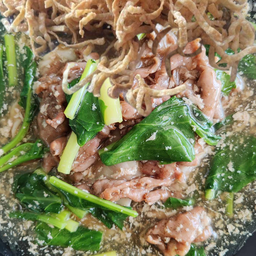บะหมี่กรอบราดหน้าเนื้อโค