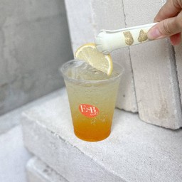 Yuzu sparkling (ยูซุโซดา)