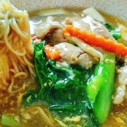 มาม่าราดหน้าคะน้าฮ่องกง