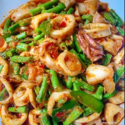 ปลาหมึกผัดพริกแกง