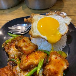 ข้าวผัดพริกแกงหมูกรอบ