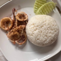 ข้าวปลาหมึกทอดกระเทียม