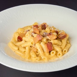 มักเคโรนชินี่ คาร์โบนาร่า  (เส้นมักเคโรนชินี่ซอสครีมไข่และเบคอน)
