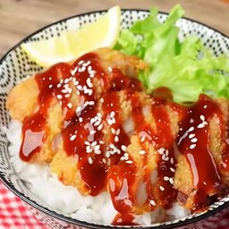 ข้าวหน้าสะโพกไก่ทอด ซอสเกาหลี