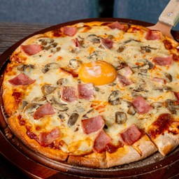 คาร์โบนาร่าพิซซ่า