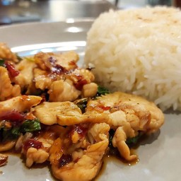 กะเพราไก่ (ราดข้าว)