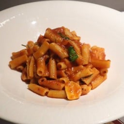 แมคเคอรอนชีนี่ อัลลา มารินาร่า  (เส้นแมคเคอรอนชีนี่ซอสมะเขือเทศ)