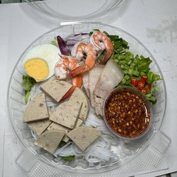 ยำขนมจีนกุ้ง+หมูสามชั้น+หมูยอ+ไข่