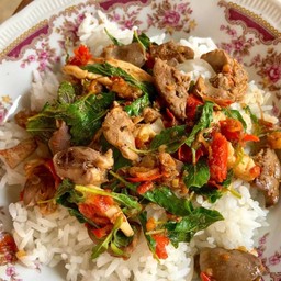 กระเพราเครื่องในไก่ราดข้าว