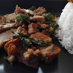 กะเพราหมูกรอบ