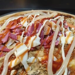 เครปร้อน ไส้กรอก,ปูอัด,ไก่หยอง,ชีส (ราดซอสพริก+ราดซอสมะเขือเทศ+ราดมายองเนสธรรมดา+ราดมายองเนสสูตรทางร้าน