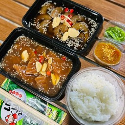 กุ้ง+แซลม่อนดองซีอิ๊วพร้อมข้าวและสาหร่าย