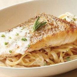 P14.เฟตตูชินี่ปลากะพงย่างครีมซอส