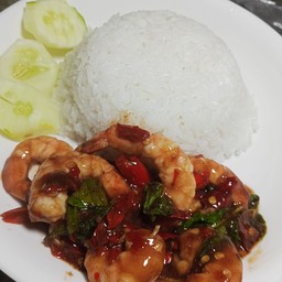 กระเพรากุ้งราดข้าว