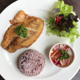 ข้าวปลากะพง  ทอดน้ำปลา