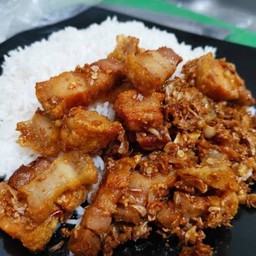 หมูกรอบกระเทียมราดข้าว