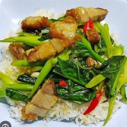 คะน้าหมูกรอบราดข้าว