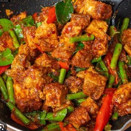 ผัดพริกแกงหมูกรอบราดข้าว