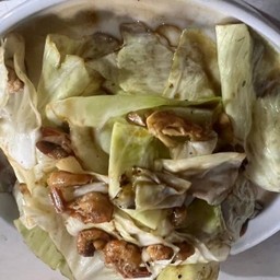 กะหล่ำปลีผัดหมูกรอบ