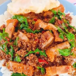กระเพราหมูสับหมูกรอบราดข้าว