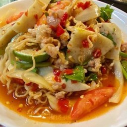 ยำมาม่าหมูสับหมูยอ