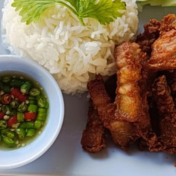 ข้าวสามชั้นทอดน้ำปลา