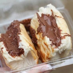 ปังไส้ทะลัก เนยนม นูเทลล่า (ราคาพิเศษ!!!!  ชุด 2 ชิ้น)