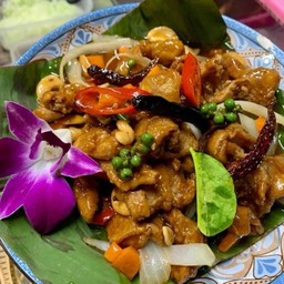หนังไก่ผัดเม็ดมะม่วง