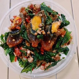 กระเพราไข่เยี่ยวม้าราดข้าว