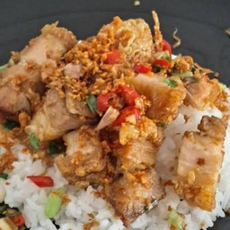 หมูกรอบคั่วพริกเกลือราดข้าว