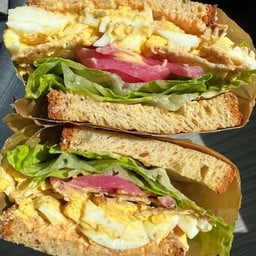 แซนวิชสลัดไข่ต้มกล่องน้ำตาล