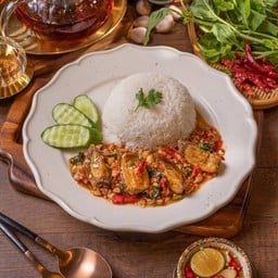 E4 ข้าวกระเพราหมูสับไข่เยี่ยวม้า