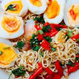 ยำมาม่าไข่ต้ม