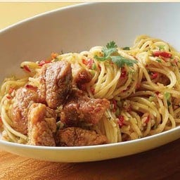 P19.สปาเก็ตตี้คอหมู คั่วพริกเกลือ