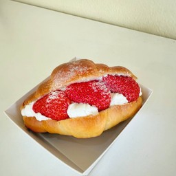 Shio-pan (ขนมปังเกลือครีมสตอเบอรี่)